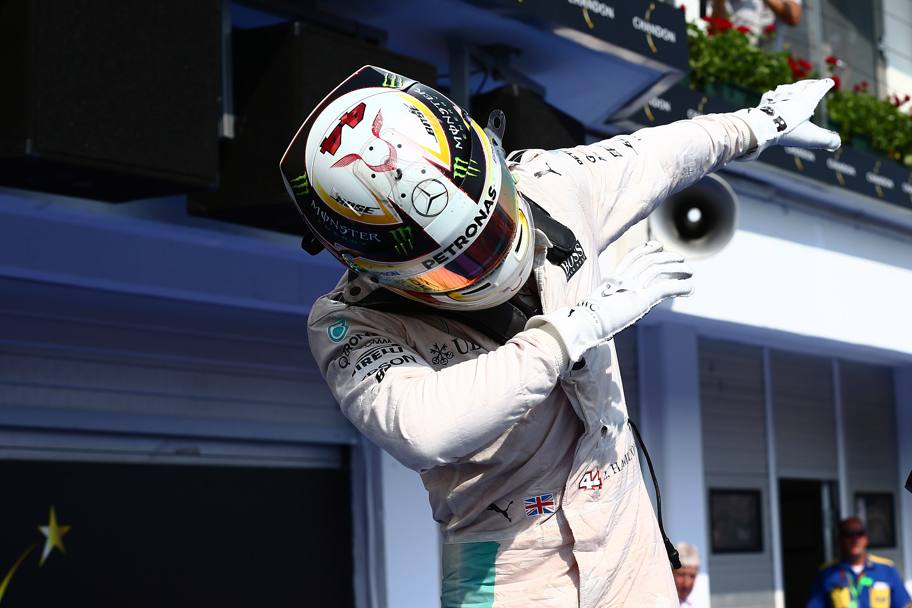   Il vincitore del Gp d&#39;Ungheria Lewis Hamilton, 31 anni, festeggia con la dab dance. Lapresse